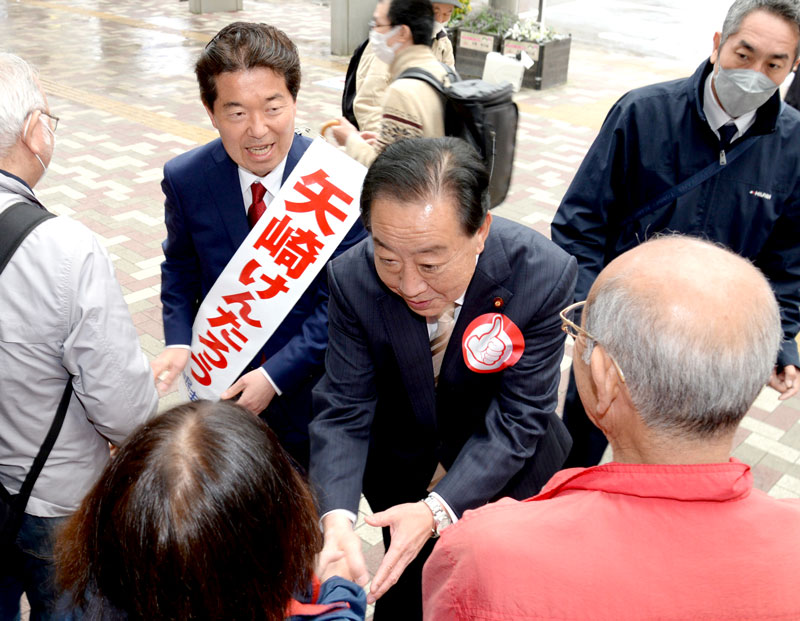 野田元首相（中央）とともに、聴衆と握手して支持を求める矢崎氏＝１５日、市川駅前