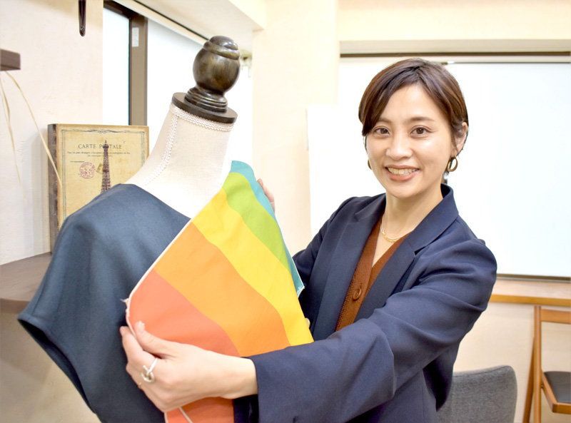 個々人に似合う色を導く「パーソナルカラー診断」を行うマリコローレの金岡社長＝習志野市
