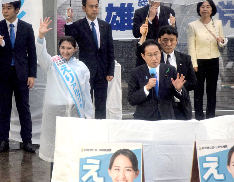 衆院千葉5区補選で自民の英利氏(前列左)の応援演説をする岸田首相(同右)=15日、新浦安駅前