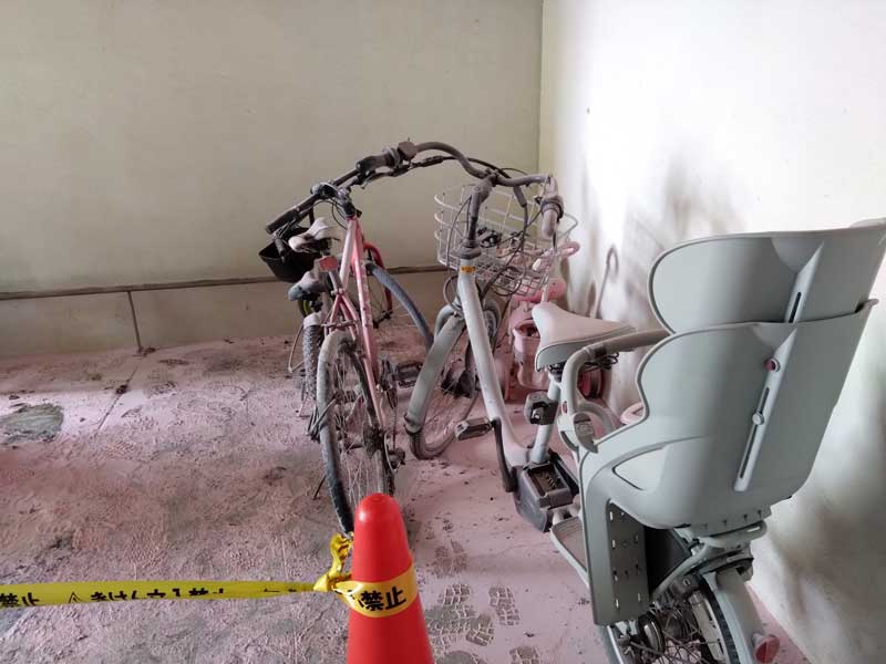 自転車などが焼けた火災現場=22日午前、浦安市