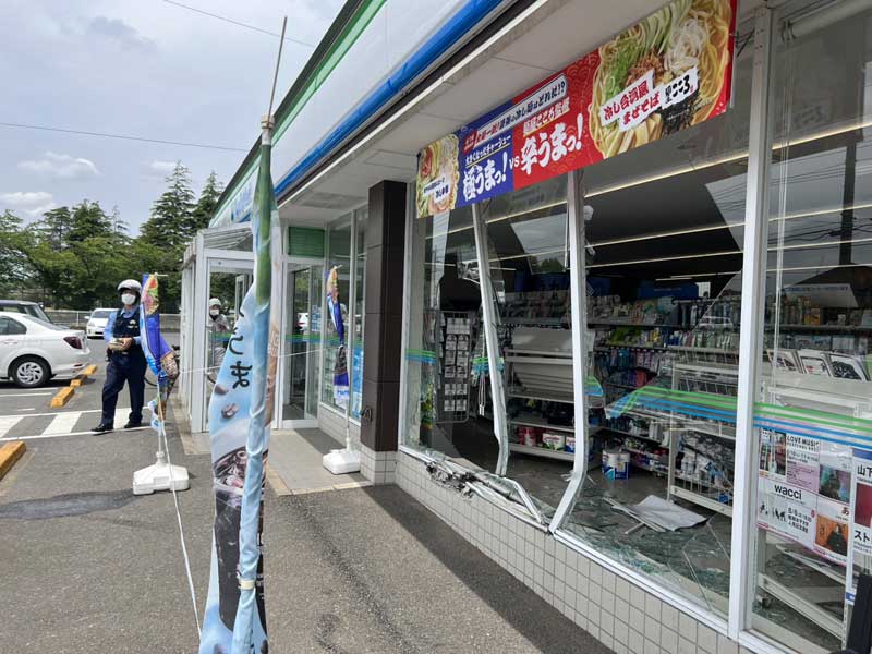 乗用車が突っ込みガラスが割れた「ファミリーマート香取木内店」＝２５日午前１１時２５分ごろ、香取市