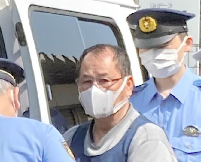 送検のため警察車両に乗り込む東間容疑者=17日午前8時50分ごろ、茂原署