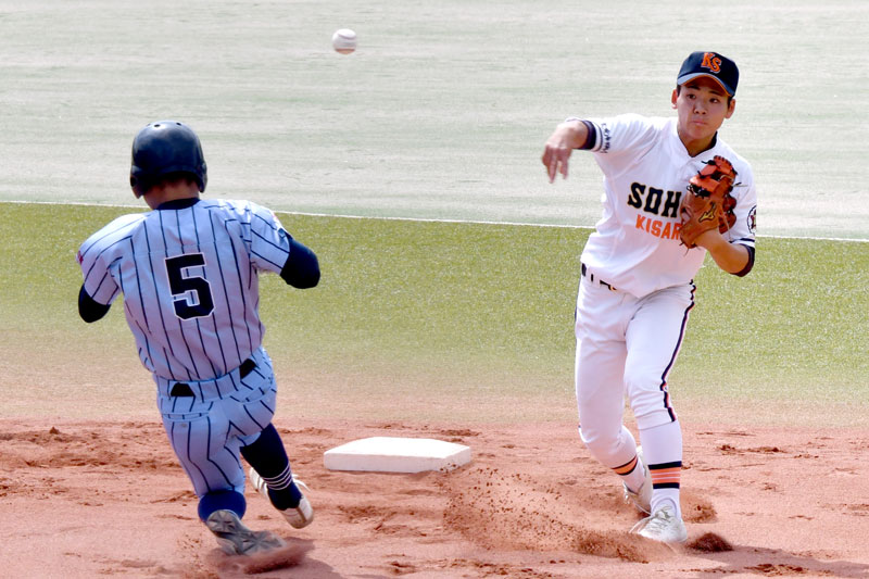 3回戦の幕張総合戦の2回表、内野ゴロで併殺に仕留めた木更津総合の遊撃手朝倉。一走湯原(5)=29日、ゼットエー