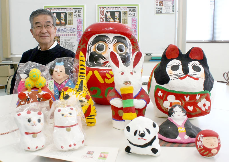 佐原張子を前に笑顔をみせる橋沢さん
