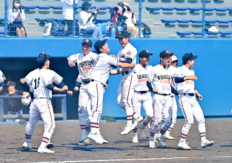 東京学館―木更津総合　９回裏２死満塁、サヨナラ勝ちを決め喜ぶ木更津総合ナイン＝県総合ＳＣ