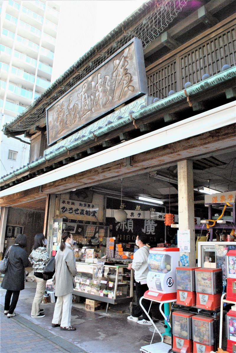 大正時代の建物と看板で営業を続ける廣瀬直船堂。店内奥には明治時代の看板も=船橋市