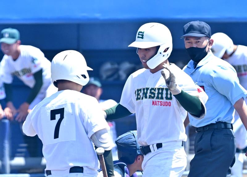 習志野－専大松戸　５回表専大松戸２死三塁、２ランを放った吉田（右）＝千葉県総合ＳＣ