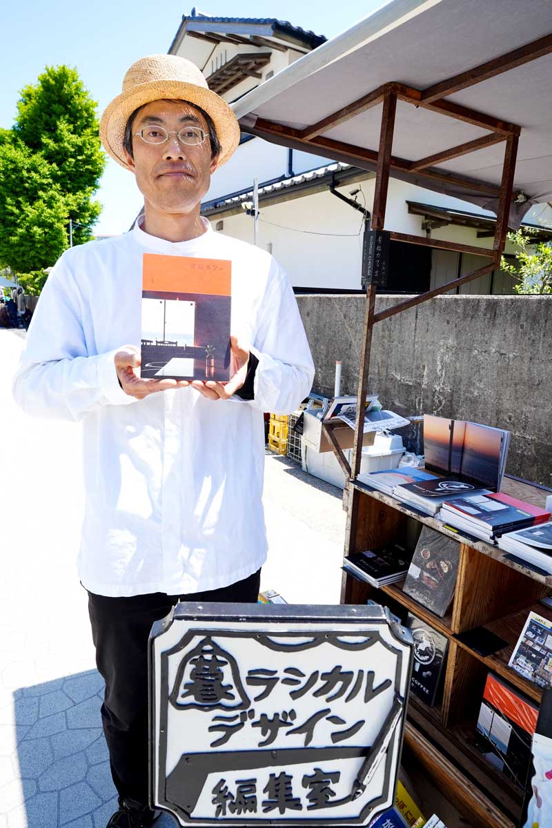新著「房総カフェ5」を出版した沼尻さん=勝浦市の勝浦朝市