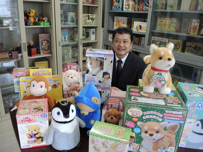 100年間で商品化したおもちゃに囲まれる東山社長=松戸市