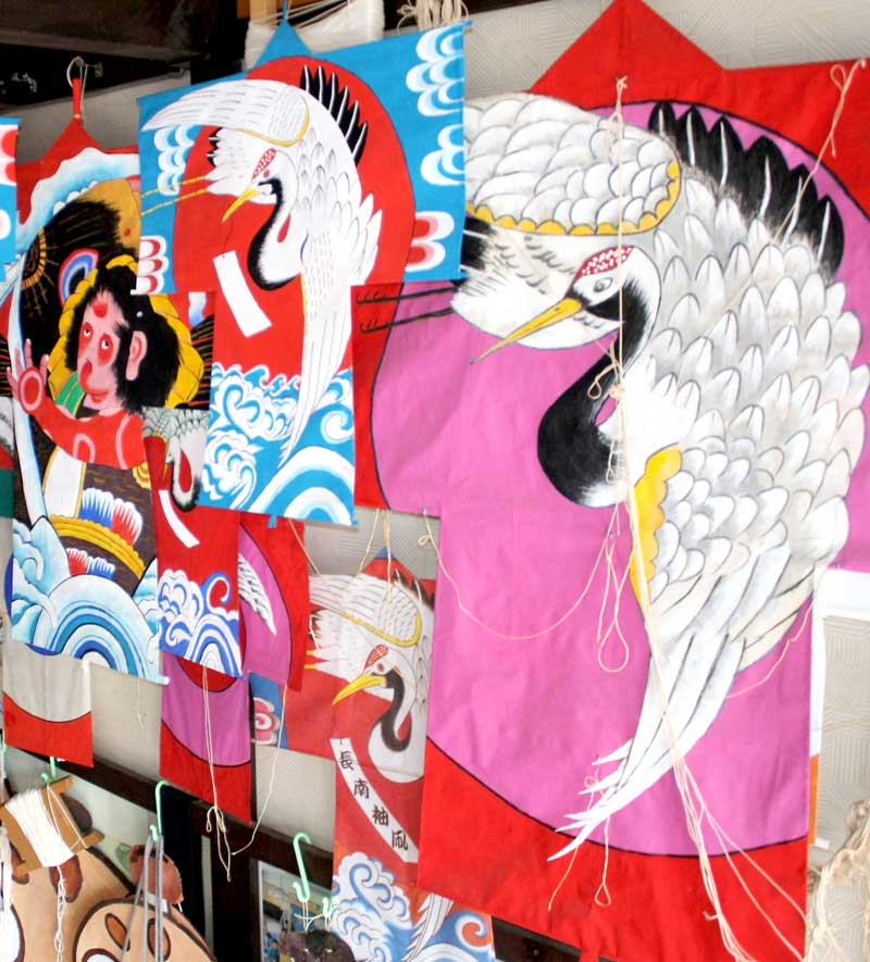 長南袖凧の代表的な図柄「日の出鶴」と「金太郎の鯉抱き」