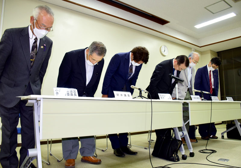 会見を開き謝罪する木嶋晴一副議長(右から3人目)ら=16日午後7時ごろ、長生村役場