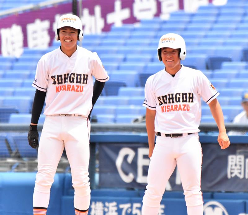 高崎健康福祉大高崎との決勝で2点適時打を放った木更津総合の水野(左)=28日、横浜