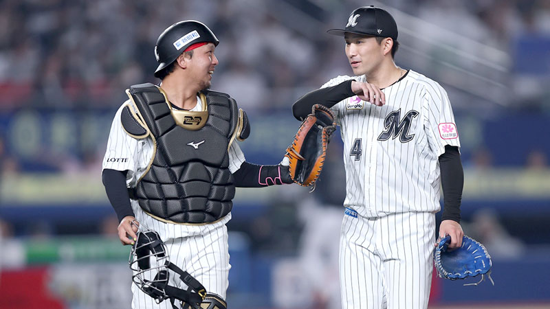 小島(右)に声をかける田村。投手とのコミュニケーションを大事にし、厚い信頼を得ている
