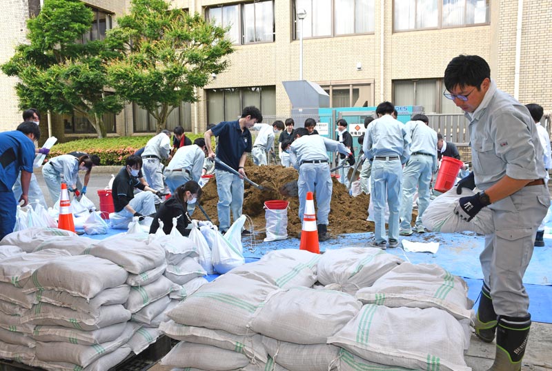 台風に備え、土のうを作る多古町職員ら＝１日、同町役場