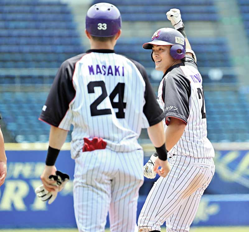 日本製鉄かずさマジック―ホンダ 8回裏日本製鉄かずさマジック1死三塁、勝ち越し打を放った吉田(右)=ZOZOマリン