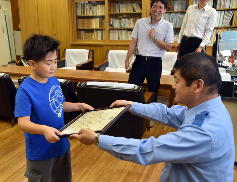 鴨川署の鈴木署長(右)から感謝状を受け取る鎌田君=19日、鴨川市