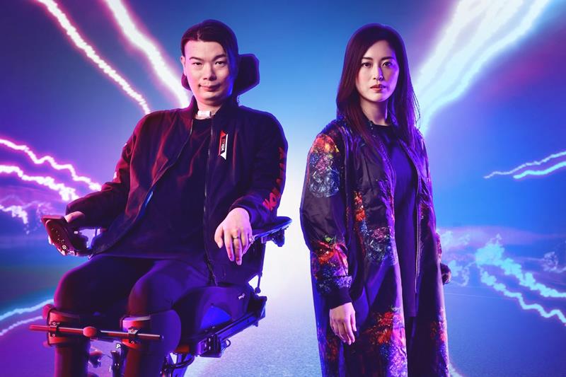 映画の主人公、難病ＡＬＳと闘うクリエイターの武藤将胤さん（左）と妻の木綿子さん（ポスターカットより）