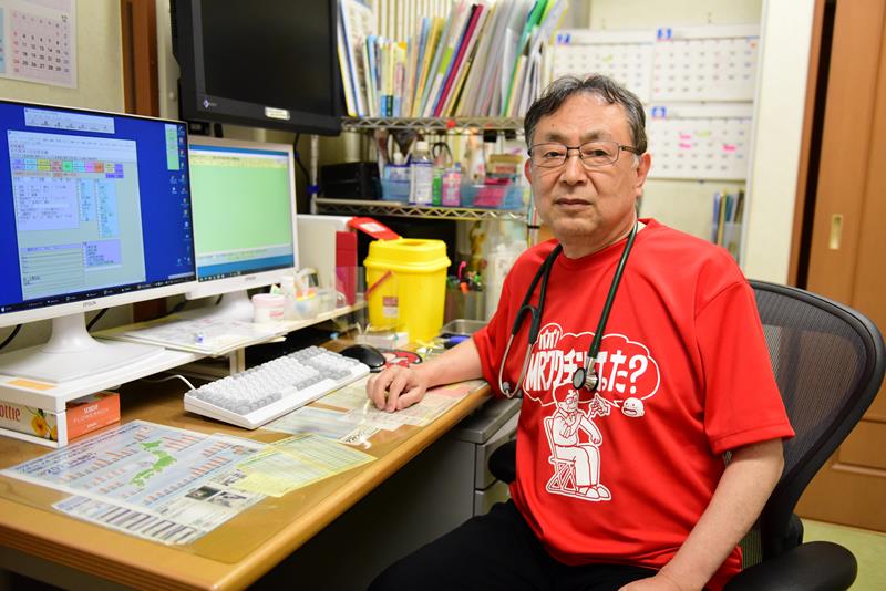 新型コロナの５類移行後、急性感染症の患者が増えていると語る太田文夫さん＝７日、千葉市美浜区