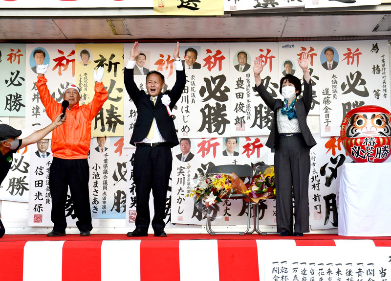 再選を決め、万歳三唱する椿氏（中央）＝１３日、神崎町