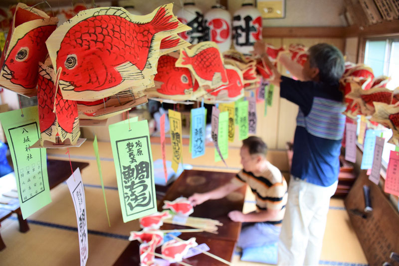 夏祭りに欠かせない鯛ちょうちんを作る氏子ら=19日、茂原市の八坂神社