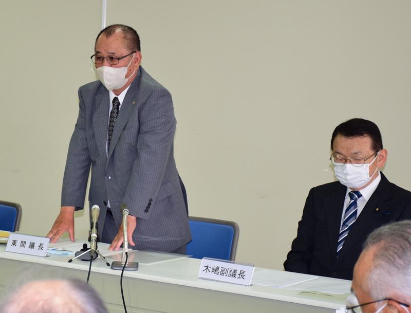 事件について説明する東間議長（左）。右は木嶋晴一副議長＝２０日、長生村役場