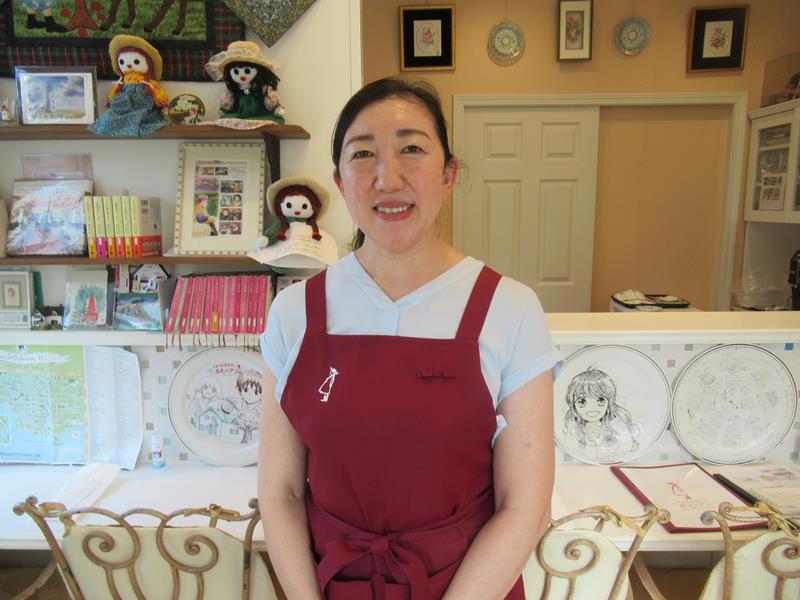 「赤毛のアン」グッズもある店内とオーナーの野中さん=市川市