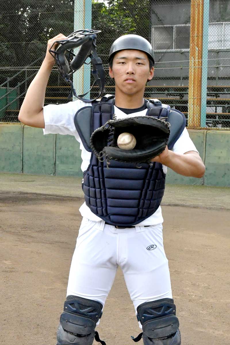 名門の正捕手を担う鈴木海。投手陣の信頼も厚い=習志野市内