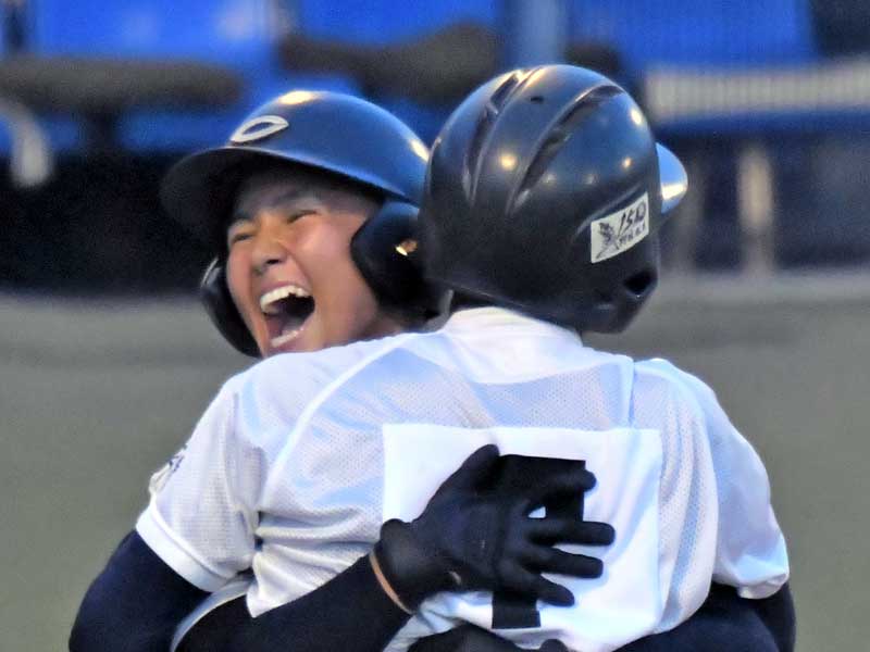 君津商―千葉北　７回裏千葉北２死一、二塁、下野の２点二塁打で生還した一走国府田（左）＝ゼットエー
