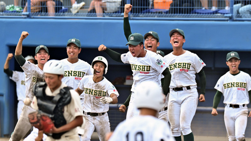 拓大紅陵にサヨナラ勝ちし、喜ぶ専大松戸ナイン＝千葉県総合ＳＣ