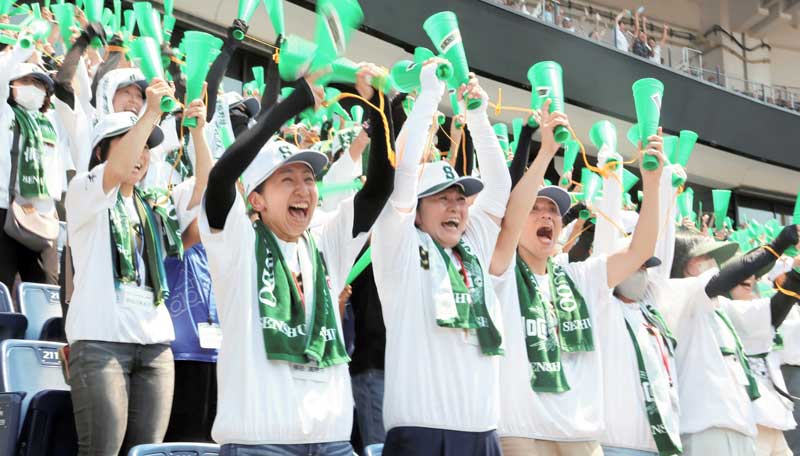 優勝が決まった瞬間、歓喜に沸く専大松戸の応援席=27日、千葉市美浜区のZOZOマリンスタジアム
