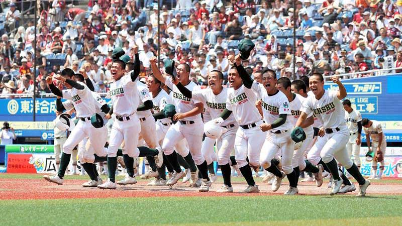 サヨナラ勝ちで優勝を決めた専大松戸ナインが喜びを爆発させる=27日、千葉市美浜区のZOZOマリンスタジアム
