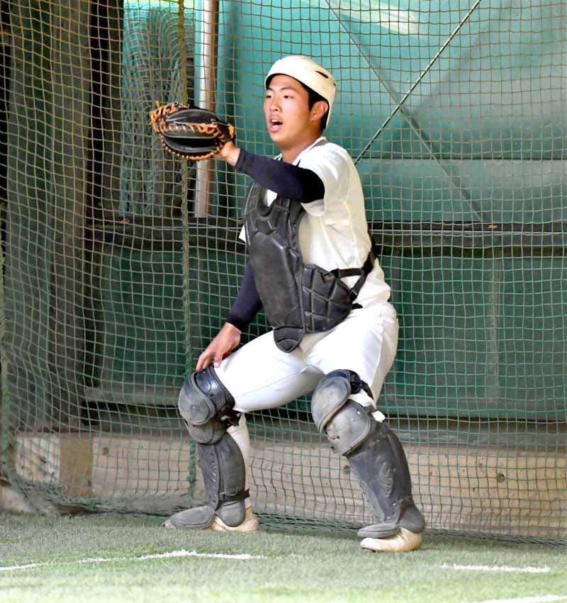 ブルペンで声を張り上げる
