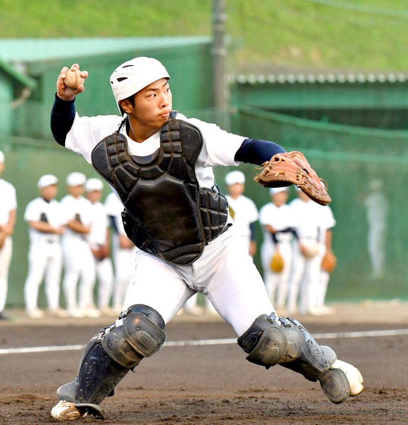 強気にチームを引っ張る羽根=木更津市内
