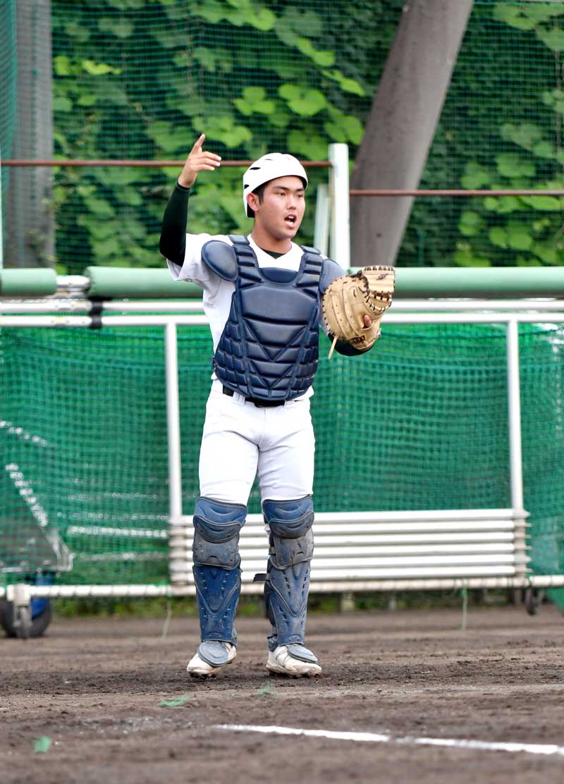 ノック中、チームメートに指示を出す吉田=松戸市内