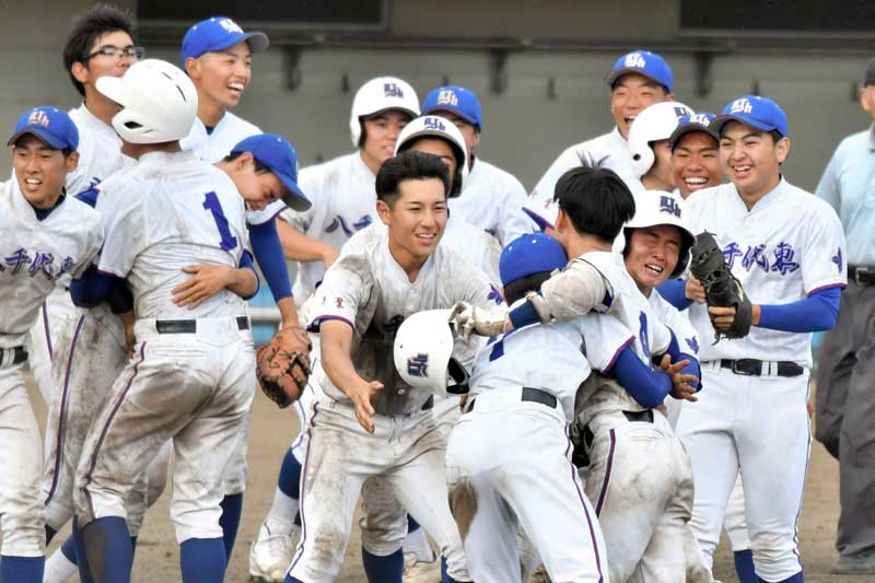 東海大市原望洋にサヨナラ勝ちし、喜ぶ八千代東ナイン＝袖ケ浦市営