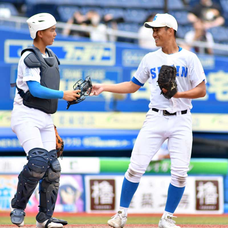 市原八幡戦で５回参考ながら完全試合を達成した八千代松陰の峰島。捕手藤平＝ＺＯＺＯマリン
