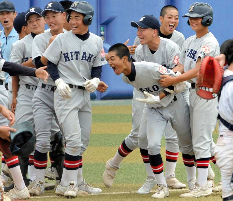 国府台ー成田北　９回裏逆点で初戦突破し喜ぶ成田北ナイン＝浦安