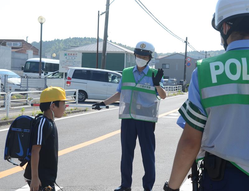 東小の下校見守り活動を行う県警察学校の初任科生=東金市
