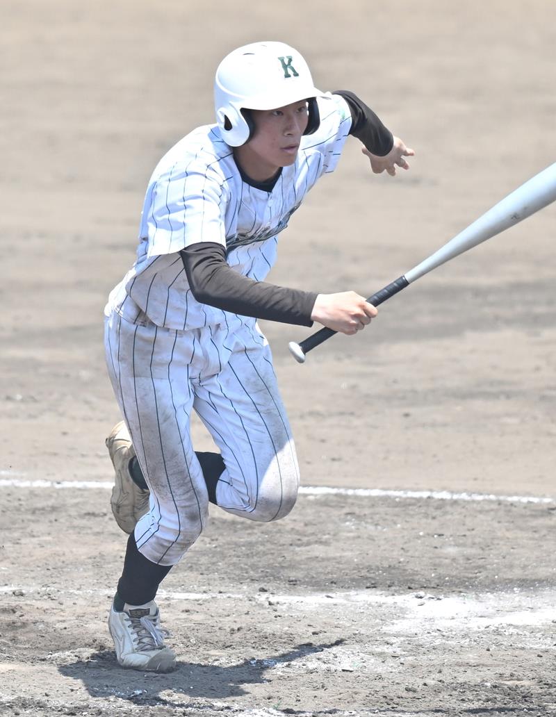 11回表柏の葉2死二、三塁、鈴木恵が2点適時二塁打を放つ=柏の葉