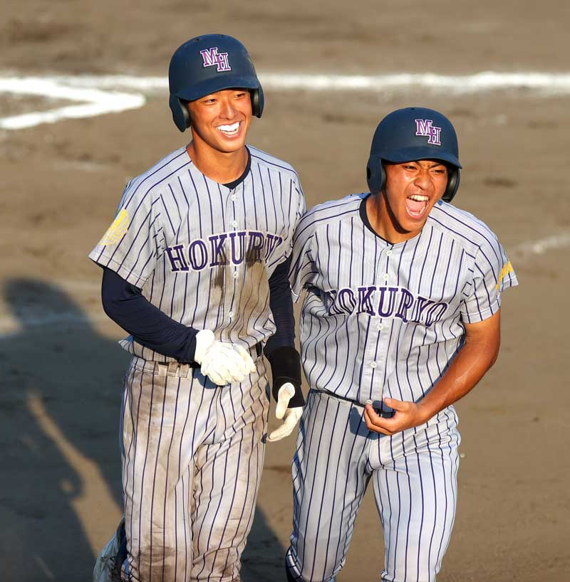 茂原北陵-二松学舎大柏 6回表茂原北陵2死三塁、2点本塁打を放った藤田(左)が生還し三走稲葉と笑顔を見せる=成田大谷津