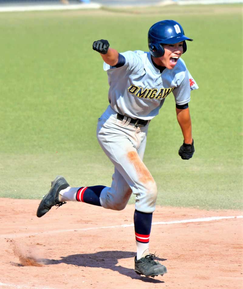 鴨川令徳―小見川 9回裏小見川1死満塁、サヨナラ適時打を放ち、拳を突き上げる清田=ゼットエー