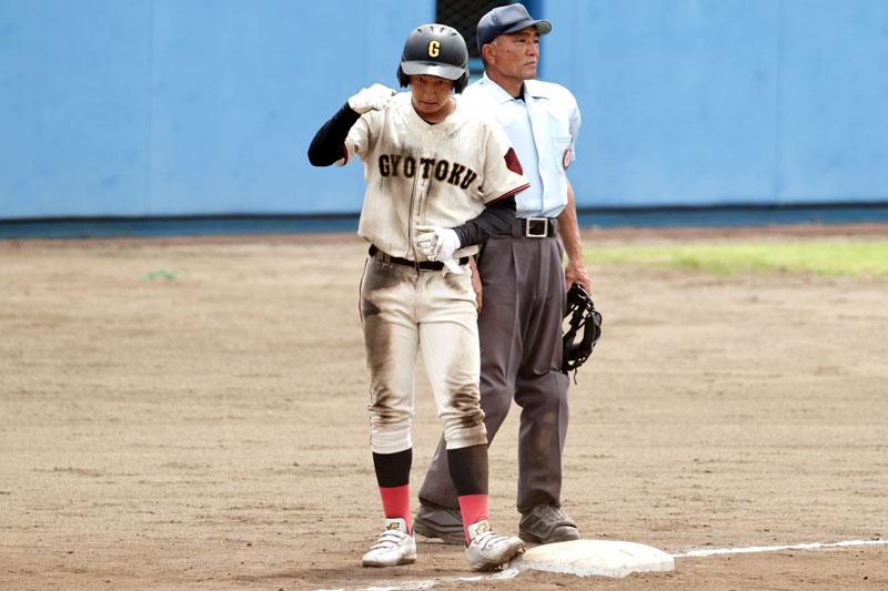 行徳-船橋二和 七回表行徳2死、三塁打を放ち塁上で小さくガッツポーズする米=船橋市民