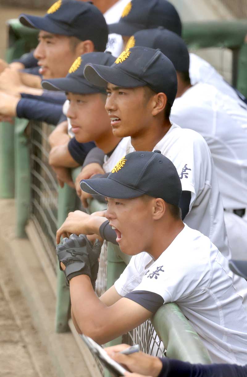 京葉工―木更津 9回の攻撃で、ベンチから声を出す京葉工の舘市(手前)と押田=袖ケ浦市営