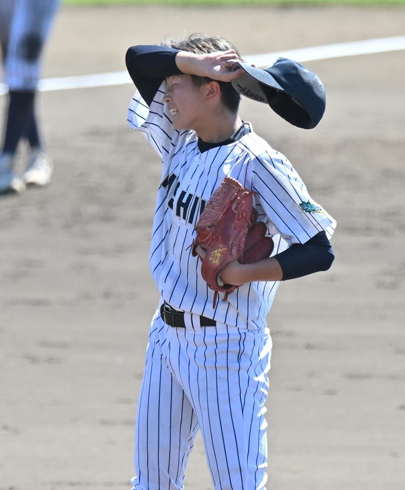 3回に逆転打を打たれ、汗をぬぐう柏井の杉原=柏の葉