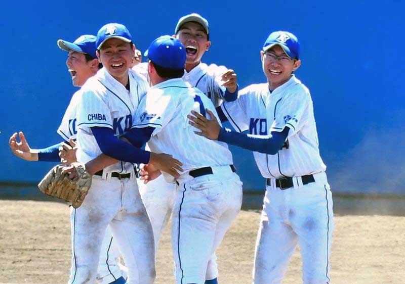 5回戦進出を決め、喜ぶ光英VERITASナイン