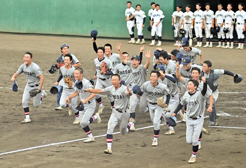 千葉黎明─千葉商大付　準々決勝進出を決め、喜ぶ千葉商大付ナイン＝柏の葉