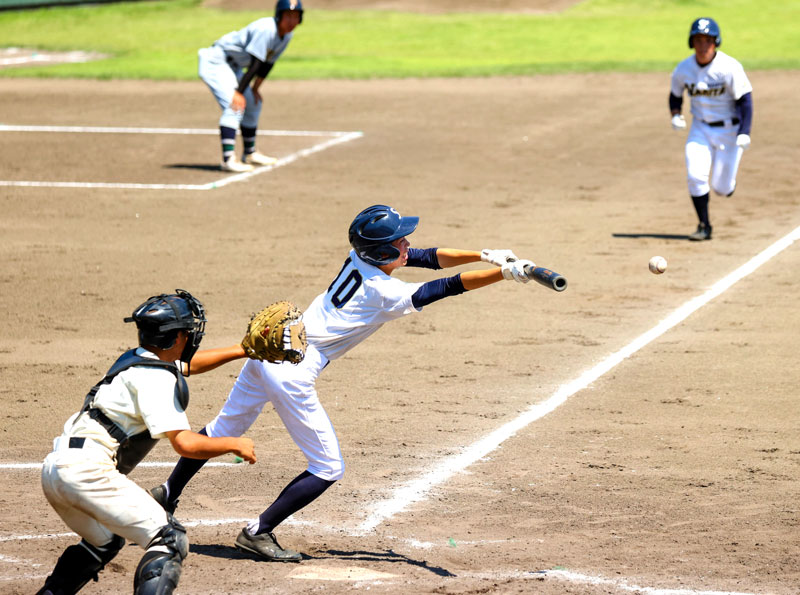 成田西陵・八街ー沼南・沼南高柳・関宿　４回裏成田西陵・八街１死三塁、勝ち越しのスクイズを決める桜井（１０）。捕手須藤。三走高嶋＝１２日、成田大谷津