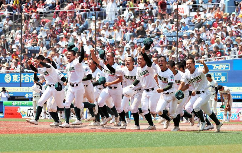 サヨナラ勝ちで優勝を決めた専大松戸ナインが喜びを爆発させる＝２７日、千葉市美浜区のＺＯＺＯマリンスタジアム