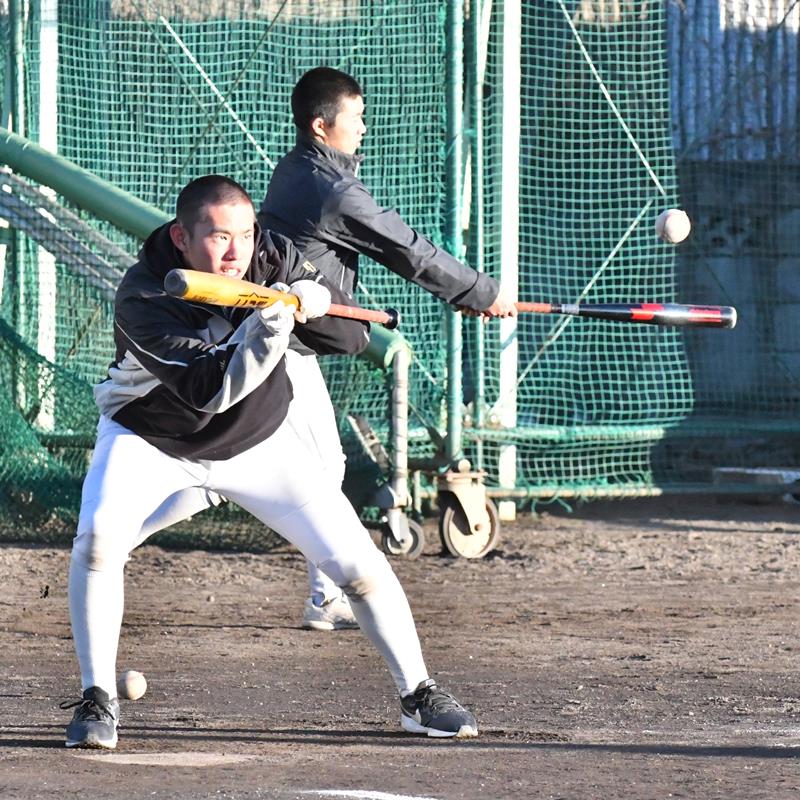 自主トレーニングする専大松戸の選手たち＝１月２５日、松戸市内のグラウンド