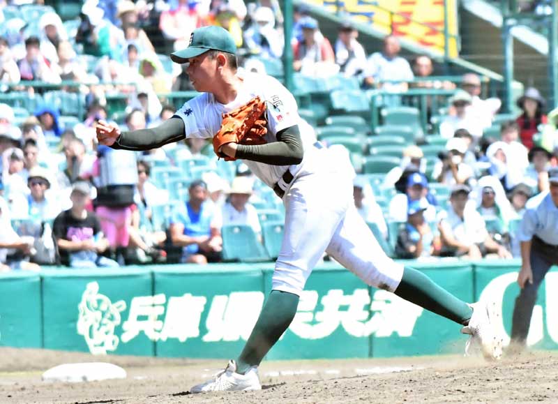 専大松戸─東海大甲府　２番手で登板した専大松戸の青野＝甲子園